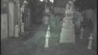 Ghost captured in guatemalan cemetery / fantasmas cementerio guatemala