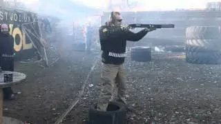 Стреляю патронами с черным порохом на закрытии сезона.