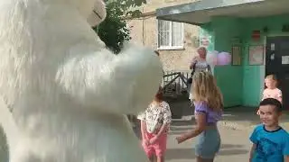 Обернись малышка!!! Там идёт мишка!!!