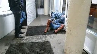 Драка женщины с охранником магазина 