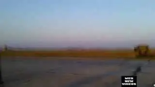 Самолет Су-24 низко пролетел над людьми.