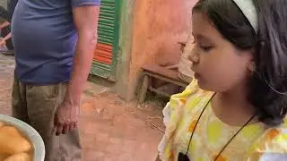 রাইফার বালিশ মিষ্টি খাওয়া এবং বাজারে ঘোরাঘুরি করা