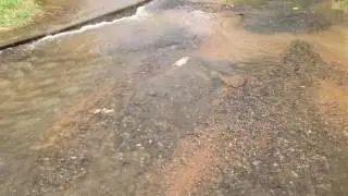 Фонтан на прорыве трубопровода  на Алексеевке: вода прибывает