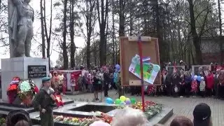 девочка поет у вечного огня 9 мая 2016