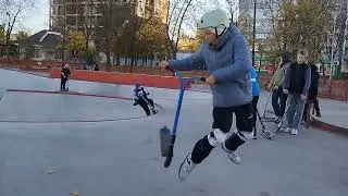 Как сделать трюки на самокате. В скейт парке на отдыхе и на свежем воздухе. Поехали с нами #shorts