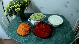 Салат на зиму, морковь, лук, зеленые помидоры, красный перец.