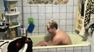 злой занырнул в ванной