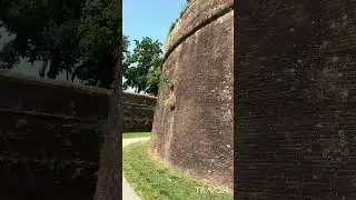 Walls of Lucca from Train Station | Entering Historic Centre of Lucca, Italy 🇮🇹🇪🇺 | Travel #shorts