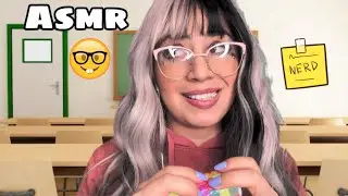 ASMR - Menina nerd da sala de aula