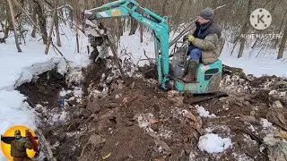 Коп металла на свалке миниэкскаватором.