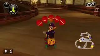Player gets instant karma for throwing a green shell at me in Balloon Battle - Mario Kart 8 Deluxe