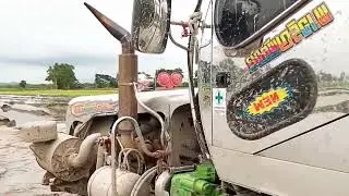 Xới đất ruộng nước cùng máy cày bánh xích