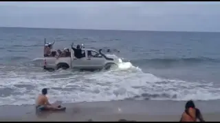 Irresponsables: Se metieron en una camioneta al mar de San Antero.
