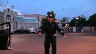 ТАНЦУЮЩИЙ ГАИШНИК ,ОЧЕНЬ СМЕШНО,КАК ЗАСТАВИЛИ ГАИШНИКА ТАНЦЕВАТЬ.