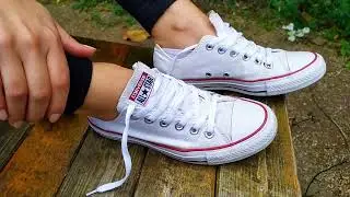 giantess actress shows her feet out of converse - 巨人娘