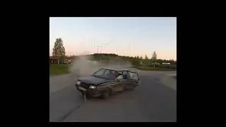 Девятка дрифтит под наступает ночь