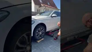 МЕРСЕДЕС😱 ВИСИТ В ВОЗДУХЕ | ПОДЪЕМНАЯ  ПЛАТФОРМА ДЛЯ МАШИН #германия #automobile #shortsvideo