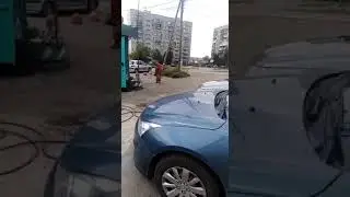 Бабулька высказывается по существу, про лихачей...