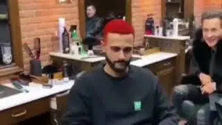 Гусей красит волосы