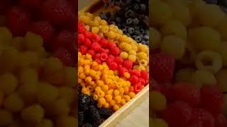 把不同品种的树莓果肉加上吉利丁液后倒入哈密瓜，冷藏做成丰富多彩的树莓果冻，爷爷奶奶  都喜欢吃！#shorts  #raspberry  #滇西小哥 #food #cantaloupe