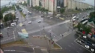 В Челябинске автобус устроил тройное ДТП и врезался в гостиницу «Виктория»