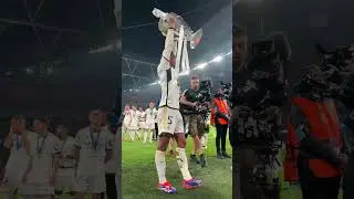 JUDE BELLINGHAM LIFTS THE TROPHY 🤍🏆 