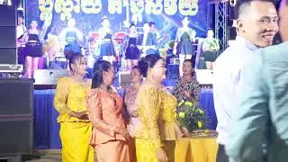 រាំលេងជាមួយនិងតន្ដ្រីប្លូស្កាយសម័យ