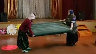 Бабушки и диван