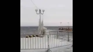 Ледяные волны на спортивной набережной