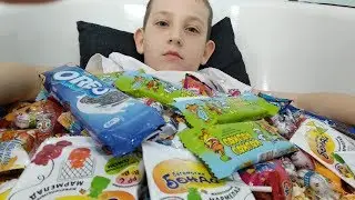 Купаюсь в *КОНФЕТАХ* Ванна из конфет, много конфет a lot of candy, sweets| Bath time with sweets