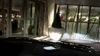 London Black Taxi Cab does complete u-turn in Soho hotel forecourt, AMAZING!