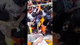 ভাবা যায় এটা তারকেশ্বরে জল ঢালতে যাওয়ার দৃশ্য #shortvideo #viral #shortsyoutube #shiv #shiva#samvu
