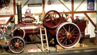 Dampftraktor als Vitrinenmodell mit Druckluftantrieb