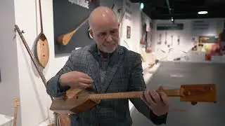 Геннадий Макаров играет на домбре
