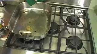 Making Gravy from Pan Drippings.flv