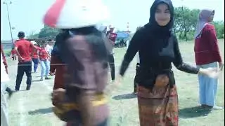 Lomba Masukin Paku Kedalam Botol Beregu