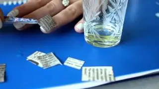 Маникюр с помощью газеты