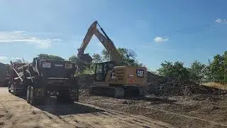 Watch the Caterpillar 320 Excavator in Action – Effortlessly Loading Trucks!
