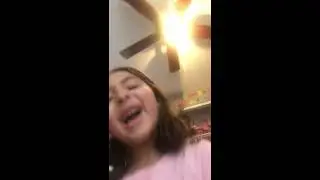 Mi hija practicando ASMR a su estilo con mi maquillaje