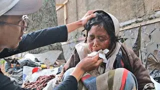 Bersihin Ibu ibu Gangguan Jiwa Di Jalanan, TERHARU