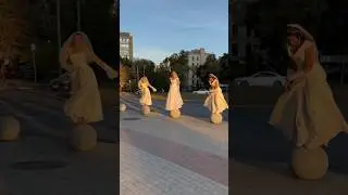 Как невеста устояла на шаре на шпильках!?