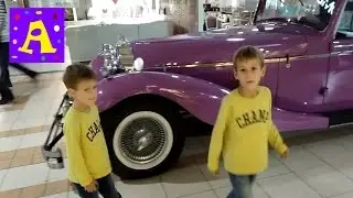 HIKING IN SHOPPING CENTER DREAM TOWN PURPLE RETRO CAR to measure the length of