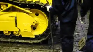 Как надевают гусеницы на бульдозер ЧЕТРА