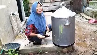 masak lontong dan belanja daging di pasar Rimo Aceh Singkil menyambut lebaran
