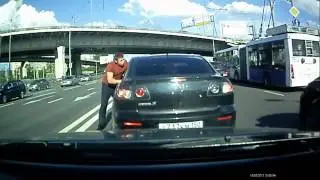 На дороге водитель настучал другому...  fight of drivers