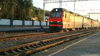 2ЭС6-1053 и 2ЭС6-689 с грузовым поездом на вокзале Уфа