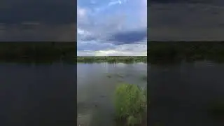 Пасмурное небо над рекой.