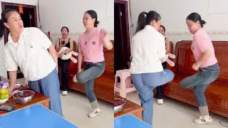 The daughter-in-law attacked the mother-in-law from behind!