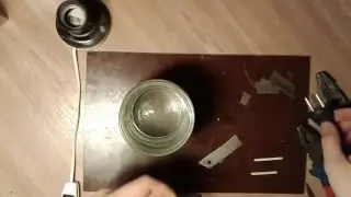 Как вскипятить воду когда есть нож,провод,220в 50гц ?