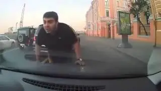 Злобный водитель внедорожника устроил разборки на дороге